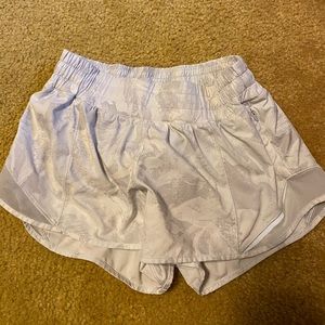 lululemon hotty hot short white 2.5
